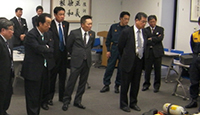 北海道警察機動隊を訪ね、東日本大震災における支援状況、災害時における装備品、車輌等の実情を把握。